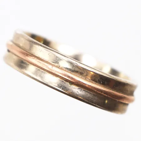 Ring, stl:20¼, bredd:6mm, gravyr, 14K. Vikt: 6 g