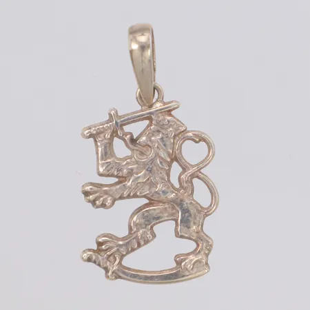 Hänge Finska lejonet längd 34mm, bredd 19mm, 925/1000 silver Vikt: 3,2 g