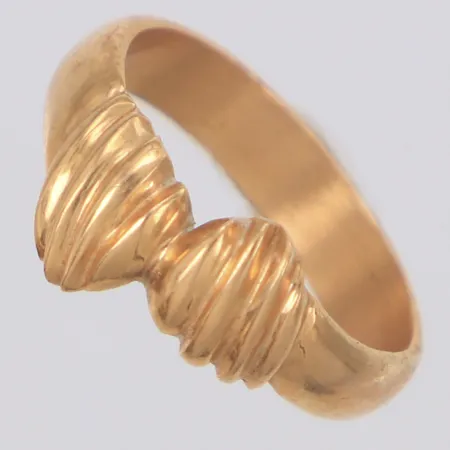 Ring stl:15, bredd 6,6mm, 18K Vikt: 3,3 g