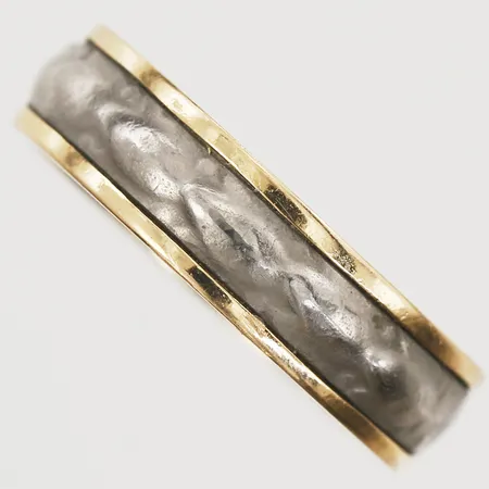 Examensring stl 19 bredd 5,5mm, gravyr, Guldvaruaktiebolaget G. Dahlgren & Co Ab Malmö, år 1980, silver samt 18K. Vikt: 6,1 g