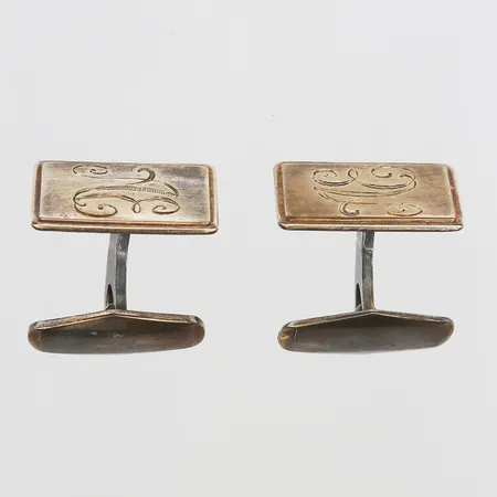 Ett par manschettknappar, 14x19mm, längd 20mm, Aktiebolag Guldvaruhuset, Stockholm 1947, monogramgravyr,silver 830/1000 Vikt: 10 g