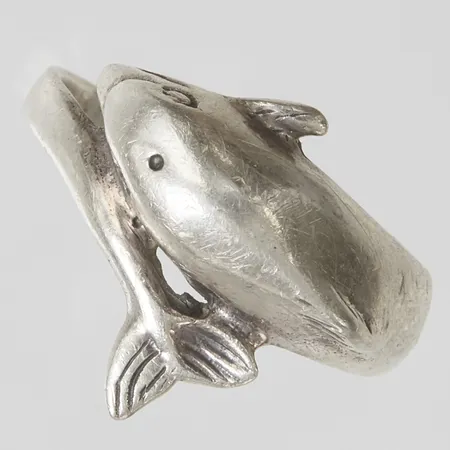Ring med delfin, stl:15¾, bredd 2,5-15mm, 925/1000 silver Vikt: 3,0g Vikt: 3 g