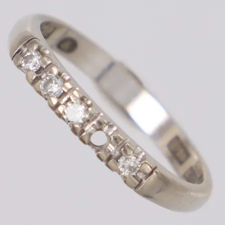 Ring med diamanter 4x ca 0,03ct stl:17¾, bredd 2,7mm, en diamant saknas, vitguld, 18K Vikt: 3,4 g