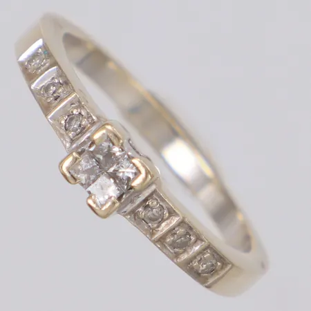 Ring med diamanter 4x ca 0,03ct prinsesslipade samt 6x ca 0,01ct stl:17¾, bredd 4,4mm, GHA, vitguld, behov av omrodiering, 18K Vikt: 4,1 g