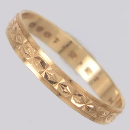 Ring stl:20¾, bredd 3,5mm, gravyr, något skev, 14K  Vikt: 1,6 g