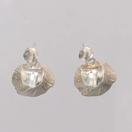 Örhängen Matti Hyvärinen Finland, längd 13,5mm bredd 10,9mm. 925/1000 silver Vikt: 1,9 g