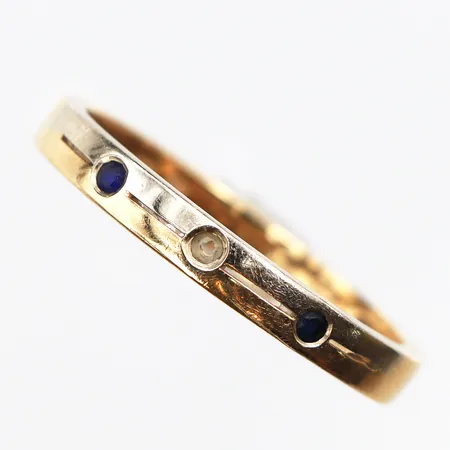 Ring med stenar, stl:19, bredd: 3mm, saknar en sten, 18K. Vikt: 2,5 g