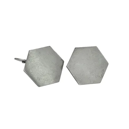 Manschettknappar silver Silversmed Sven Börje Hansson Lund (1927-2013), geometrisk modell (var under en period anställd hos Wiwen Nilsson Lund), mått 22,5 x 19,5 mm, stämplade S.B.H. 1951 Vikt: 11,2 g