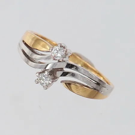 Ring med diamanter 2 x ca 0,05-0,07ct stl 17¼ bredd ca 2x8mm tvåtonad, 18K Vikt: 4,4 g