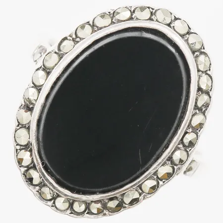 Ring med onyx samt markasiter stl 16¾, bredd 2-20mm, silver/guld 18K. Vikt: 4,2 g