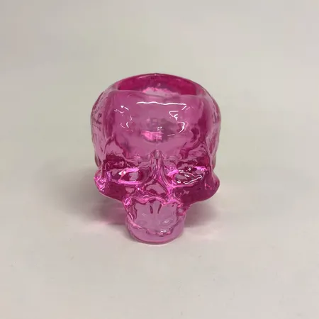 Ljuslykta döskalle Kosta Boda, Ludvig Löfgren, ur serien "Still Life", höjd 8,5cm, längd 11,5cm, rosa, etikettmärkt Skickas med paket.