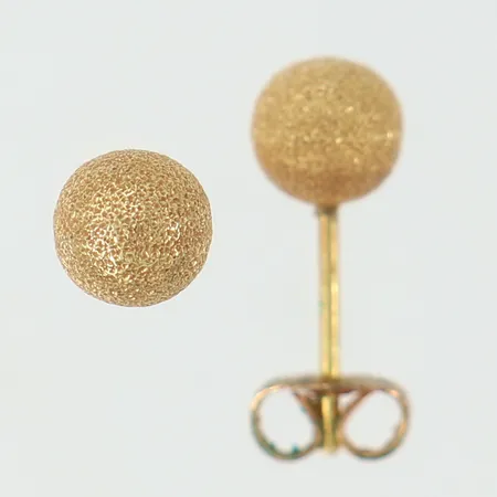 Ett par örhängen med frostad dekor Ø6mm, en snurrebuss i metall, 18K. Vikt: 1,4 g