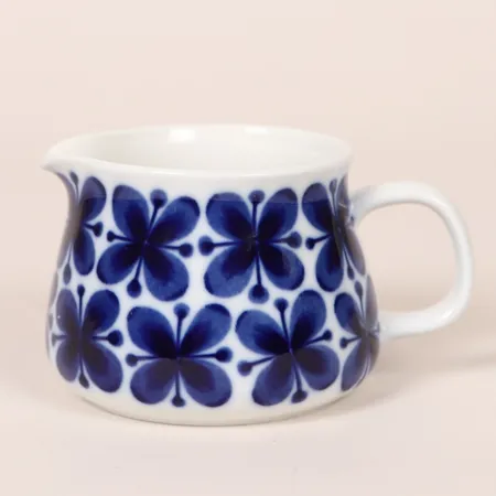 Mjölkkanna "Mon Amie" Marianne Westman för Rörstrand, porslin, höjd:8cm, bredd:9cm. Skickas med paket.