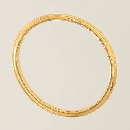 Ring slät stl:19 bredd 3,2mm, skev, gravyr 23K Vikt: 4,6 g