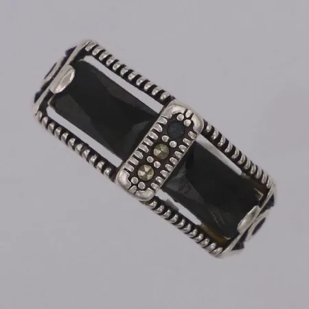 Ring med markasiter samt svarta stenar, stl:ca19, bredd 9,3mm, saknar sten skev silver 925/1000 Vikt: 5 g