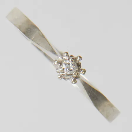  Ring med diamant, 0,02ct enligt gravyr, stl:17¾, bredd 1,8-3,8mm, vitguld, 18K Vikt: 1,6g Vikt: 1,6 g