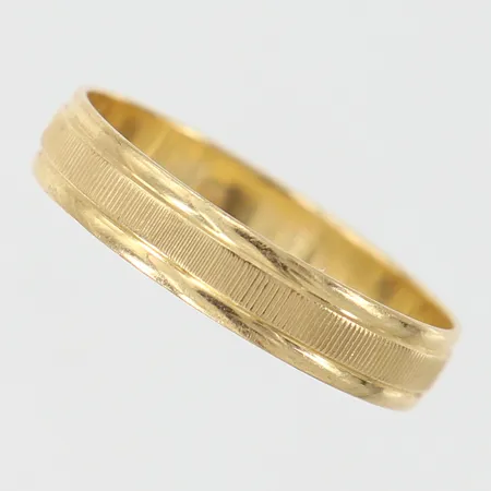 Ring med dekor stl:20 bredd 4,3mm 14K.  Vikt: 2,1 g