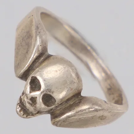 Ring döskalle, stl:17, bredd 10mm,925/1000 silver Vikt: 4,3 g