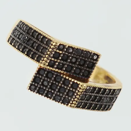Ring med svarta stenar stl:16½ bredd 2,3-10mm rester av gummi i skena 18K. Vikt: 4,3 g