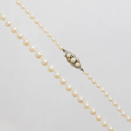 Collier med odalde saltvattenpärlor, doserad, längd 50cm, bredd 3,5-6mm, bör träs om, lås i 835/1000 silver Brv: 12,6g Vikt: 12,6 g