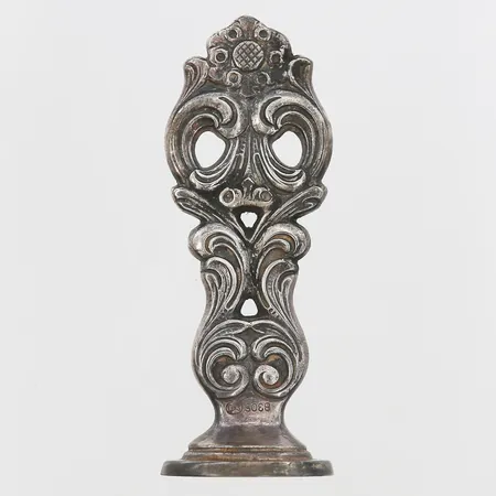 Sigillstämpel höjd 65mm, bredd 16-23mm, monogramgravyr, silver 830/1000. Vikt: 23,3 g