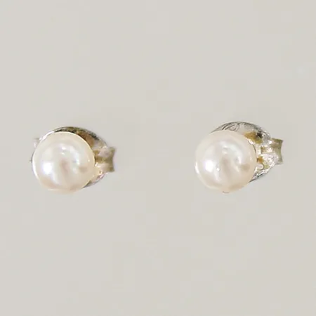 Ett par örhängen med imitationspärlor Ø4mm silver 925/1000 Vikt: 0,4 g