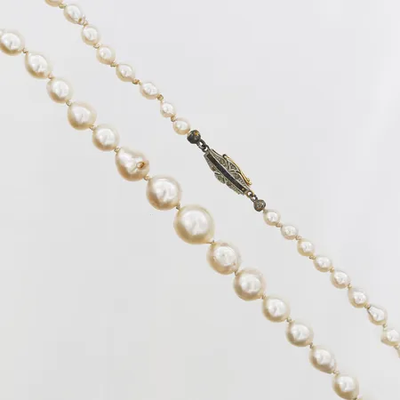Pärlcollier med odlade saltvattenpärlor Akoya Ø4-9mm, längd 49cm, dosserat, lås I 18K med blå stenar samt rosenstenar, 18K. Vikt: 18,1 g