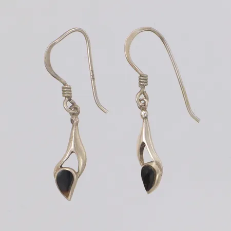 Ett par örhängen med svarta stenar längd ca 30mm bredd 5mm, 925/1000 silver Vikt: 1,4 g