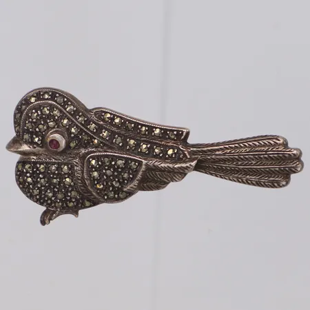 Brosch fågel med röd sten och markasiter mått ca 25 x 50mm, 925/1000 silver Vikt: 9,3 g
