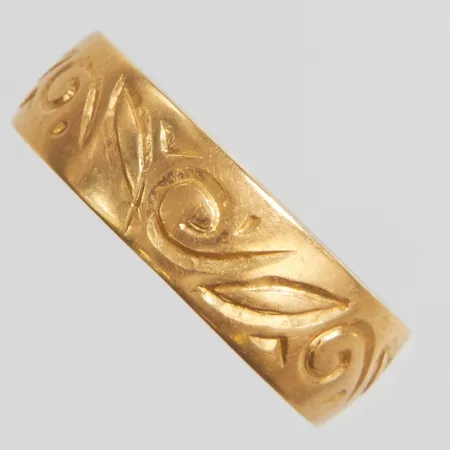 Ring med mönsterdekor stl:17, bredd 5,5mm, gravyr, 18K Vikt: 2,7g Vikt: 2,7 g