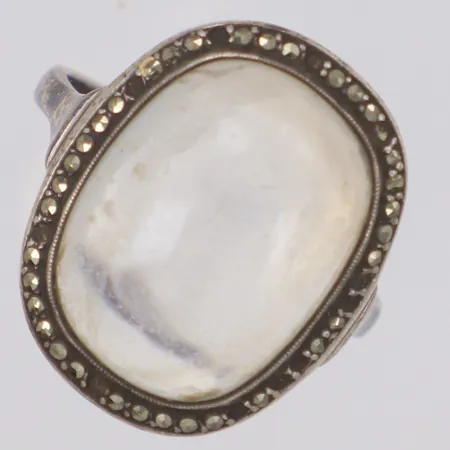 Ring med månsten och markasiter stl:18, bredd 20mm, slitage på sten, stenar saknas, 830/1000 silver Vikt: 5,8 g