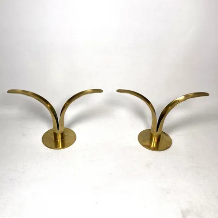 Ett par ljusstakar "Liljan" eller "The Lily" design Ivar Åhlenius-Björk (1905-1978) tillverkad av Skultuna mässing stämpelmärkt, modellen formgavs till Världsutställningen i New York 1939, höjd 13,5cm, bruksslitage