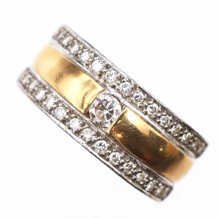 Ring med 1 x 0,15ct, 30 x 0,01ct diamanter, stl:17, bredd:7mm, röd och vitguld, gravyr, 18K. Vikt: 8,6 g