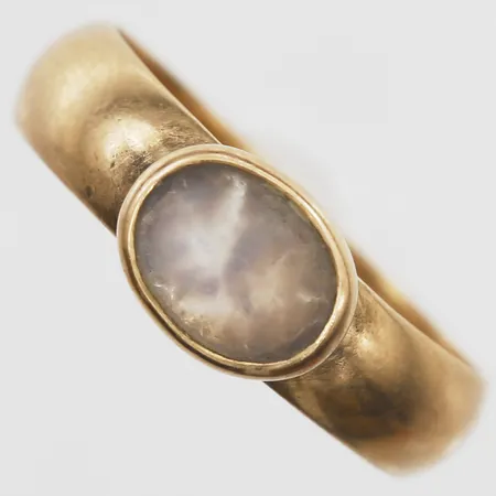 Ring med månsten stl: 17½ tillverkad av Avesta Guld & Silversmide B Grönf år 1960 Avesta, 18K.  Vikt: 3,9 g