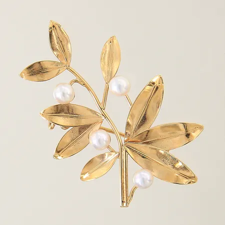 Brosch med 4st imiterade pärlor Ø4,0-4,2mm, 42,3x26,6mm 18K Vikt: 3,4 g