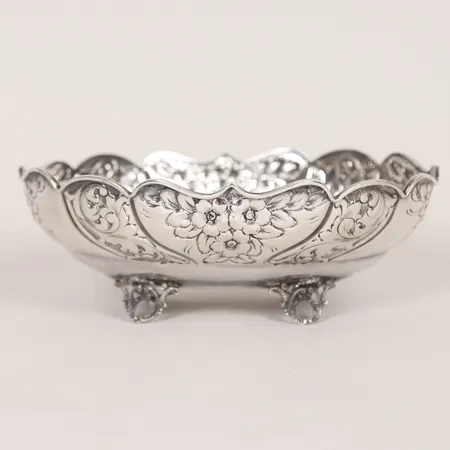 Skål med dekor i relief, 20x15cm, höjd 7cm, stämplad Adelio, Alessandria Italien, silver 925/1000 Vikt: 273,9 g
