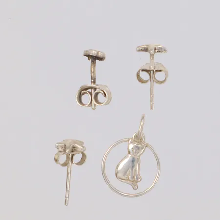 Ett par örhängen, 2 udda örhängen, 1 hänge, böjt stift, 925/1000 silver Vikt: 1,6 g