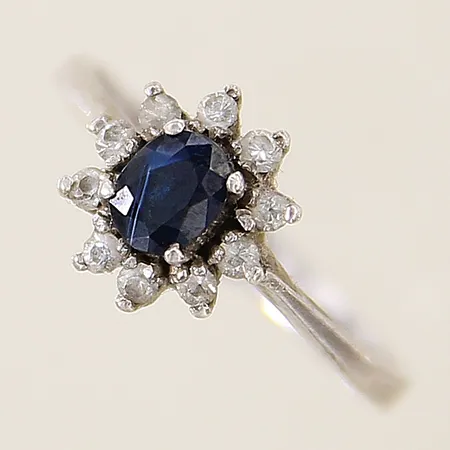 Ring med blå samt vita stenar stl:16½ bredd 2,4-8,7mm silver 925/1000 Vikt: 1,9 g