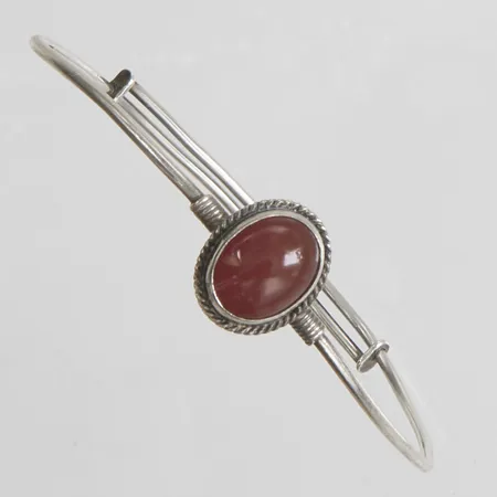 Armring med röd sten, justerbar storlek ca Ø53mm, bredd 1,2-12,2mm, skev, 925/1000 silver Vikt: 4,1g Vikt: 4,1 g