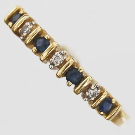 Ring med safirer samt diamanter 3 x ca 0,01ct, stl 17½, bredd 2-3mm, etui, 18K. Vikt: 3 g
