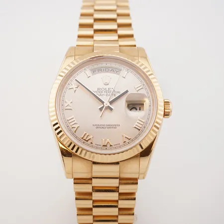 Klocka Rolex Daydate 36 roséguld, rosé tavla, ref: 118235, serie nr: Z561655, kort i länken, 17 länkbitar ca: 15,5cm, inga tillbehör, skadat glas, bruttovikt 157,4gr Vikt: 157,4 g