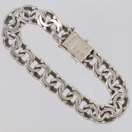 Armband Bismarck längd 19,5cm, bredd 11,5mm, en låsåtta saknas, 925/1000 silver Vikt: 35 g