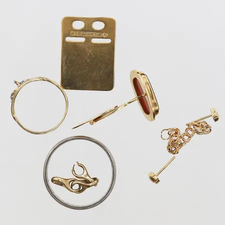 Diverse guld, karneol, diamanter, gravyr, defekt, gul/vitguld, 18K.  Vikt: 14,3 g