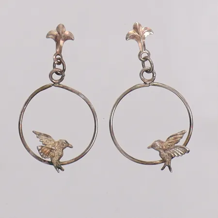 Örhängen med fåglar, längd 25mm bredd 4-14mm, en snurrebuss i oädel metall. 925/1000 silver Vikt: 0,9 g