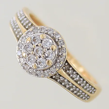 Ring med diamanter 54 x ca 0,005ct 7 x ca 0,02ct Albrekts Guld stl:16½ bredd:2-9mm 18K  Vikt: 3,2 g