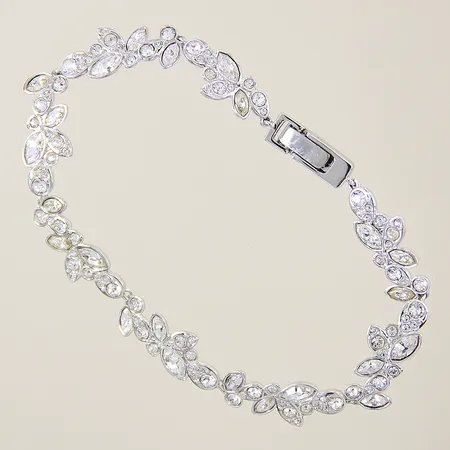 Armband med vita stenar Swarovski längd 16,5cm bredd 7,8mm vitmetall