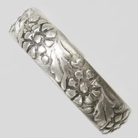 Ring med blomstederkor, stl:13½, bredd 4mm, importstämpel, 830/1000 silver Vikt: 1,8g Vikt: 1,8 g