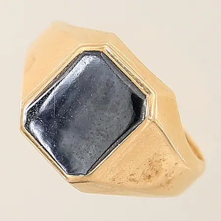 Klackring med hematit stl:21 bredd:4-14mm 18K Vikt: 6,7 g