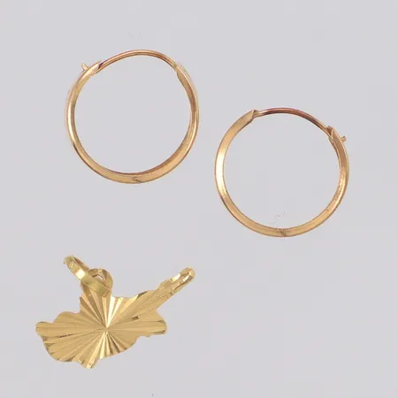 Ett par örhängen, vinda, 1 hänge, ostämplat, 18K Vikt: 0,8 g