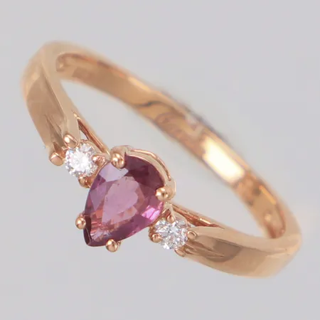 Ring med diamanter 2 x ca 0,02ct, och röd sten, rödguld, stl16¼, bredd 6mm, gravyr, 18K Vikt: 2,2 g